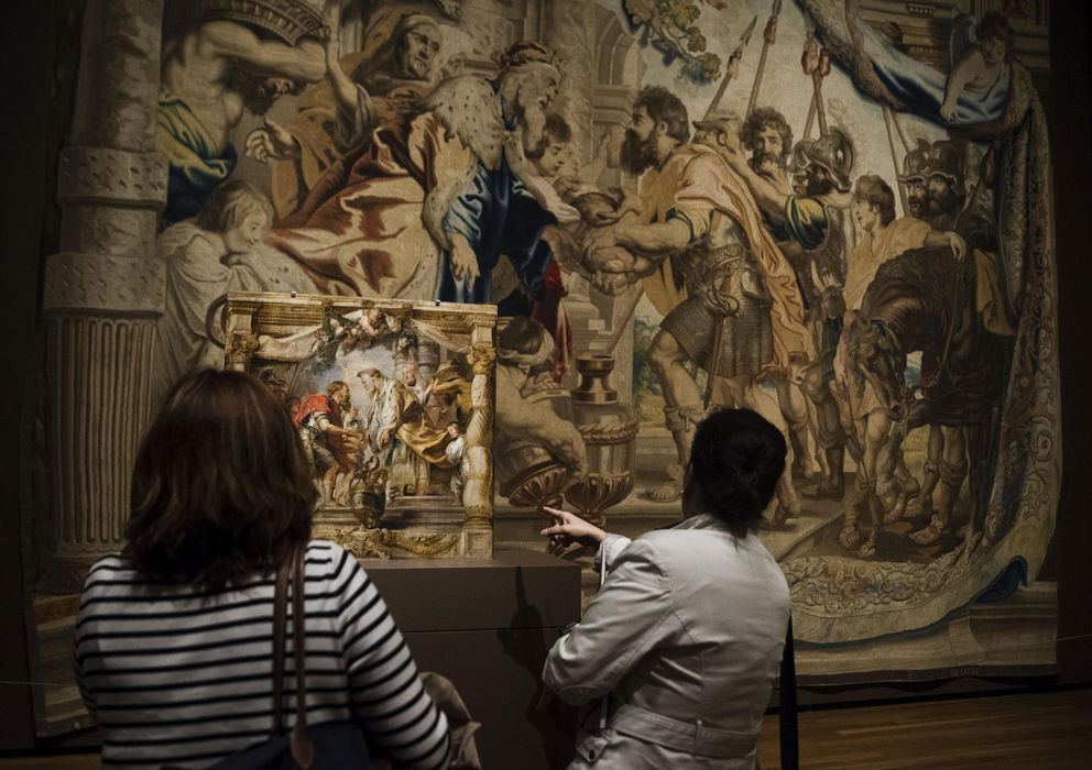 Foto: Dos visitantes de la exposición dedicada a Rubens en El Prado. (EFE/Emilio Naranjo)