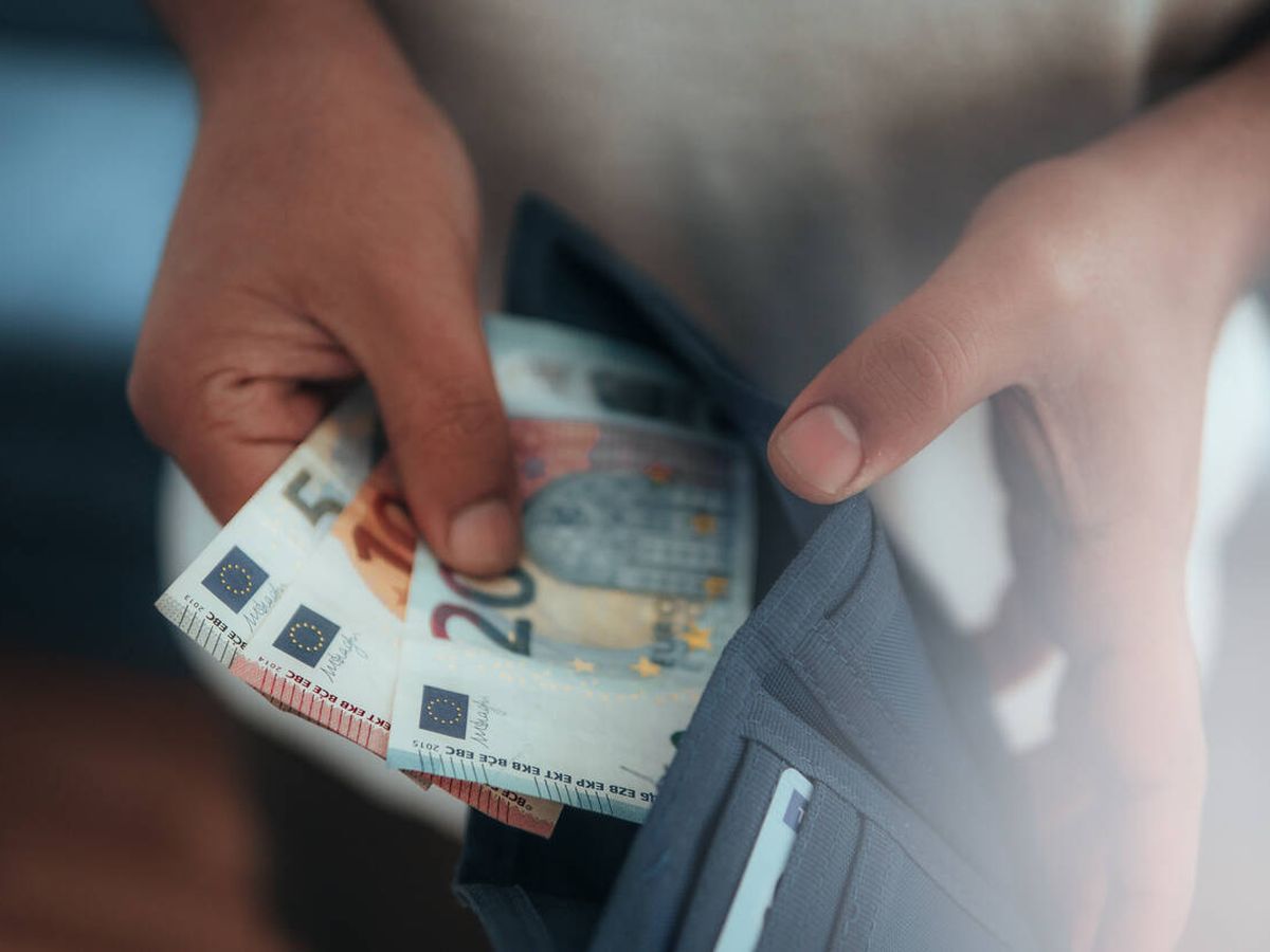 Foto: Una persona saca dinero de su cartera. (iStock/Alihan Usullu)