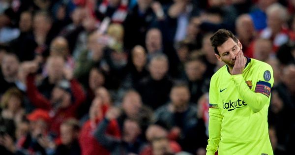 Foto: Leo Messi, cabizbajo tras la eliminación del Barcelona en Anfield. (EFE)