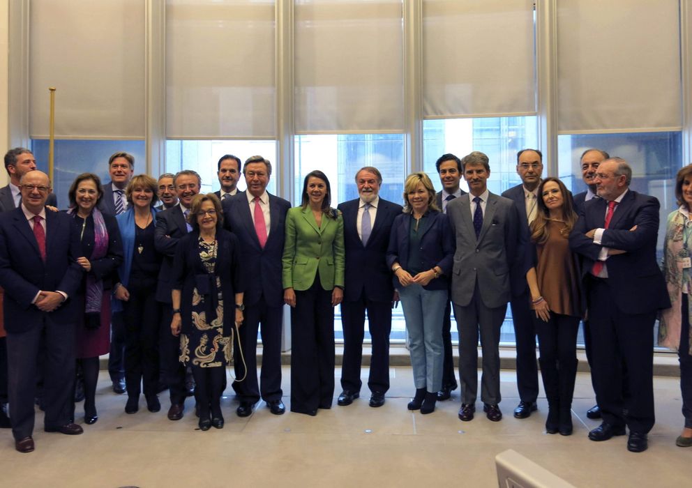 Foto: Francisco Millán, tercero por la derecha, en una reunión reciente de los eurodiputados con Cospedal. (EFE)