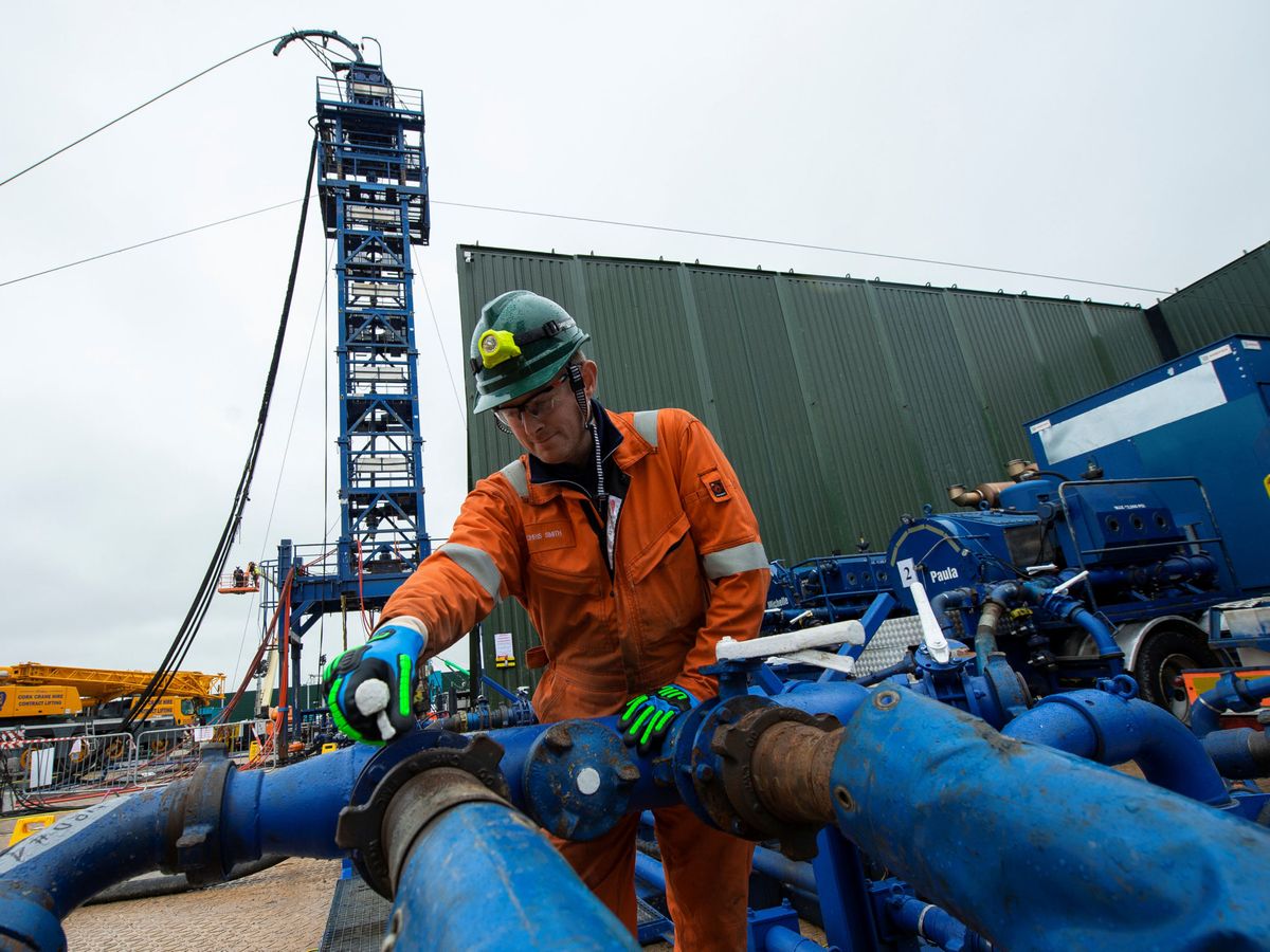 Foto: Ingeniero en una planta de 'fracking' en Reino Unido. (Reuters/Peter Powell)