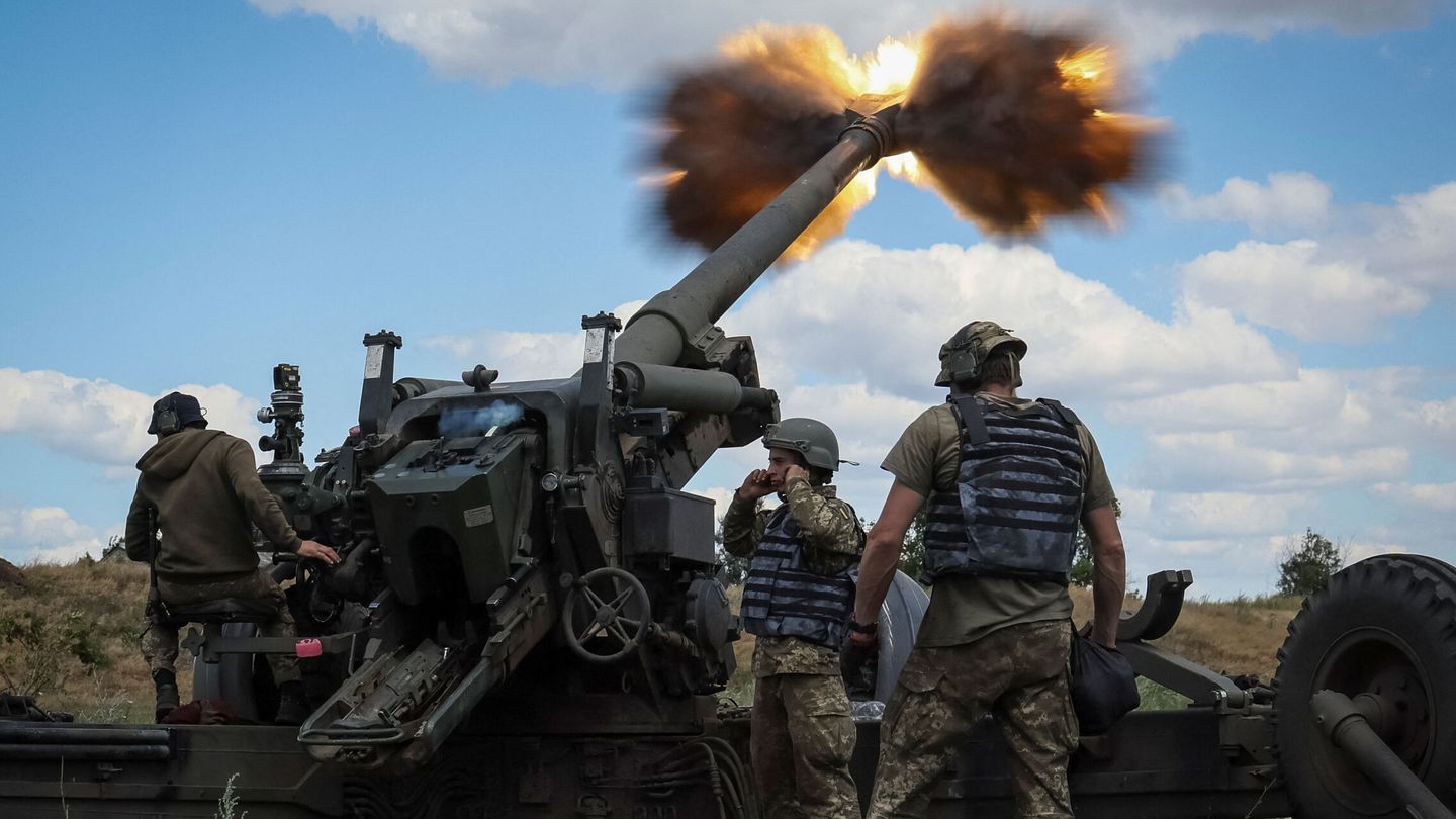 Ukrainian service members fire a shell from a towed howitzer FH-70 at a front line, as Russia's attack on Ukraine continues, in Donbas Region, Ukraine July 18, 2022. REUTERS Gleb Garanich