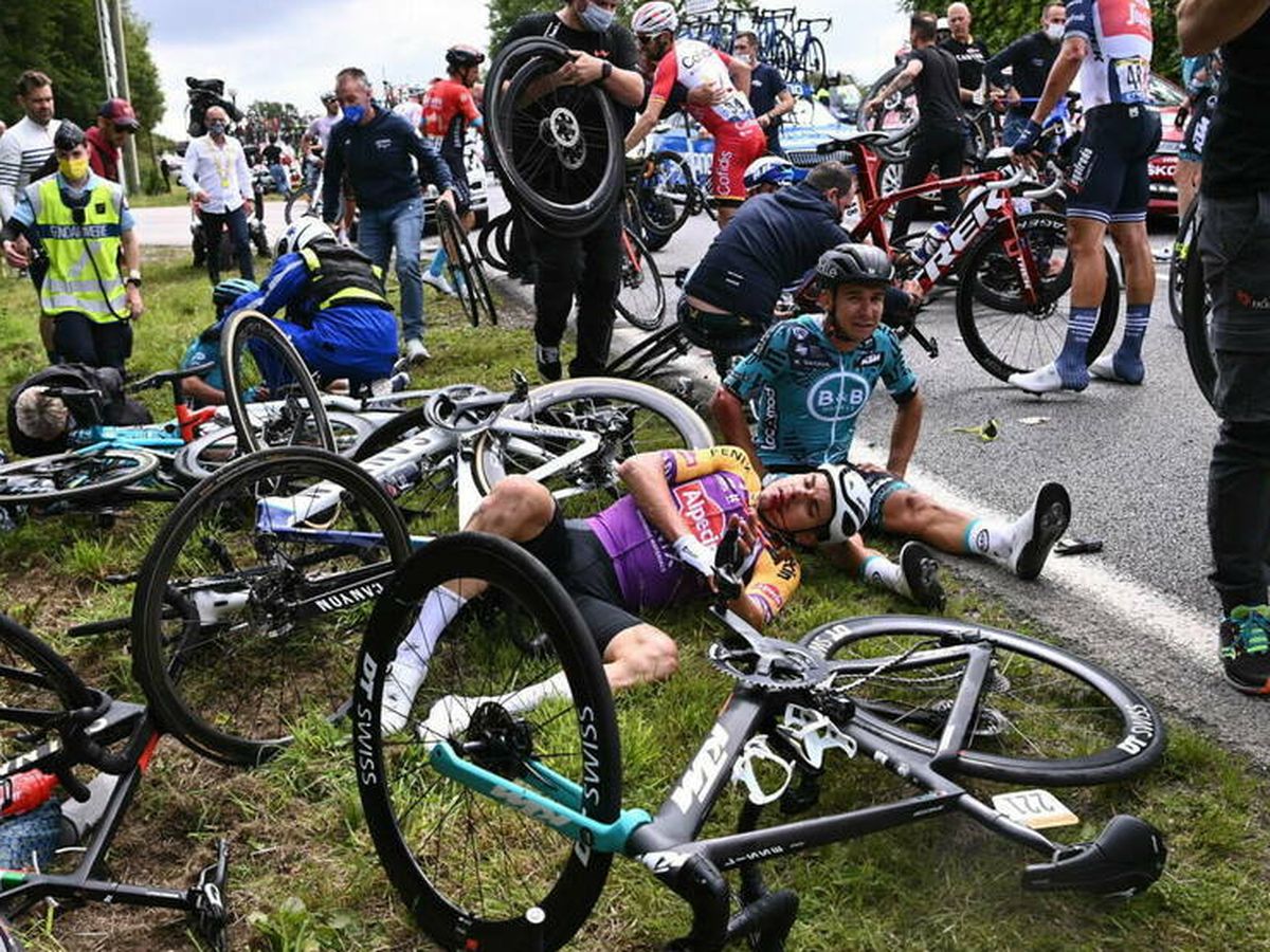 Foto: El accidente durante la primera etapa del Tour de Francia. (EFE)