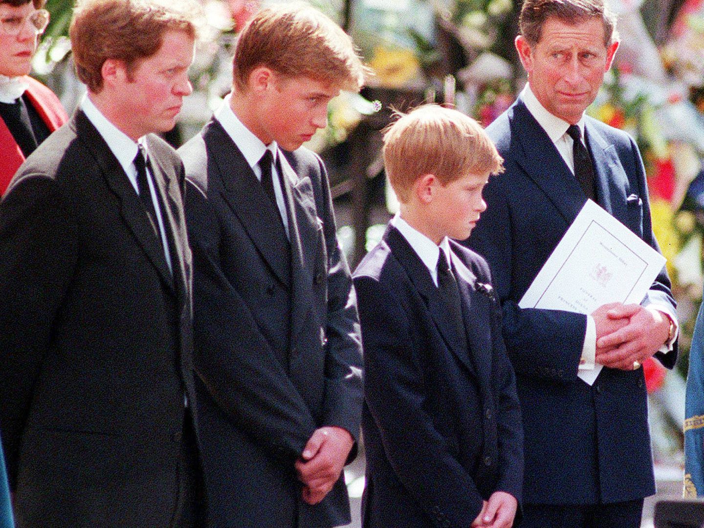 Charles Spencer con sus sobrinos y su cuñado, el príncipe Carlos, en el funeral de Diana de Gales. (Atresmedia)