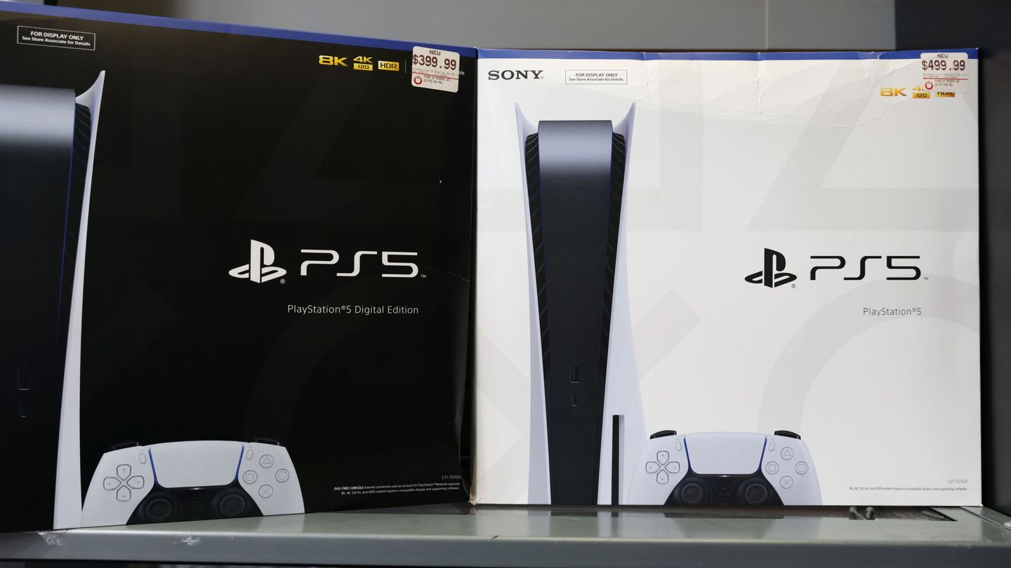 Dos cajas de PS5 en una tienda. (Reuters)