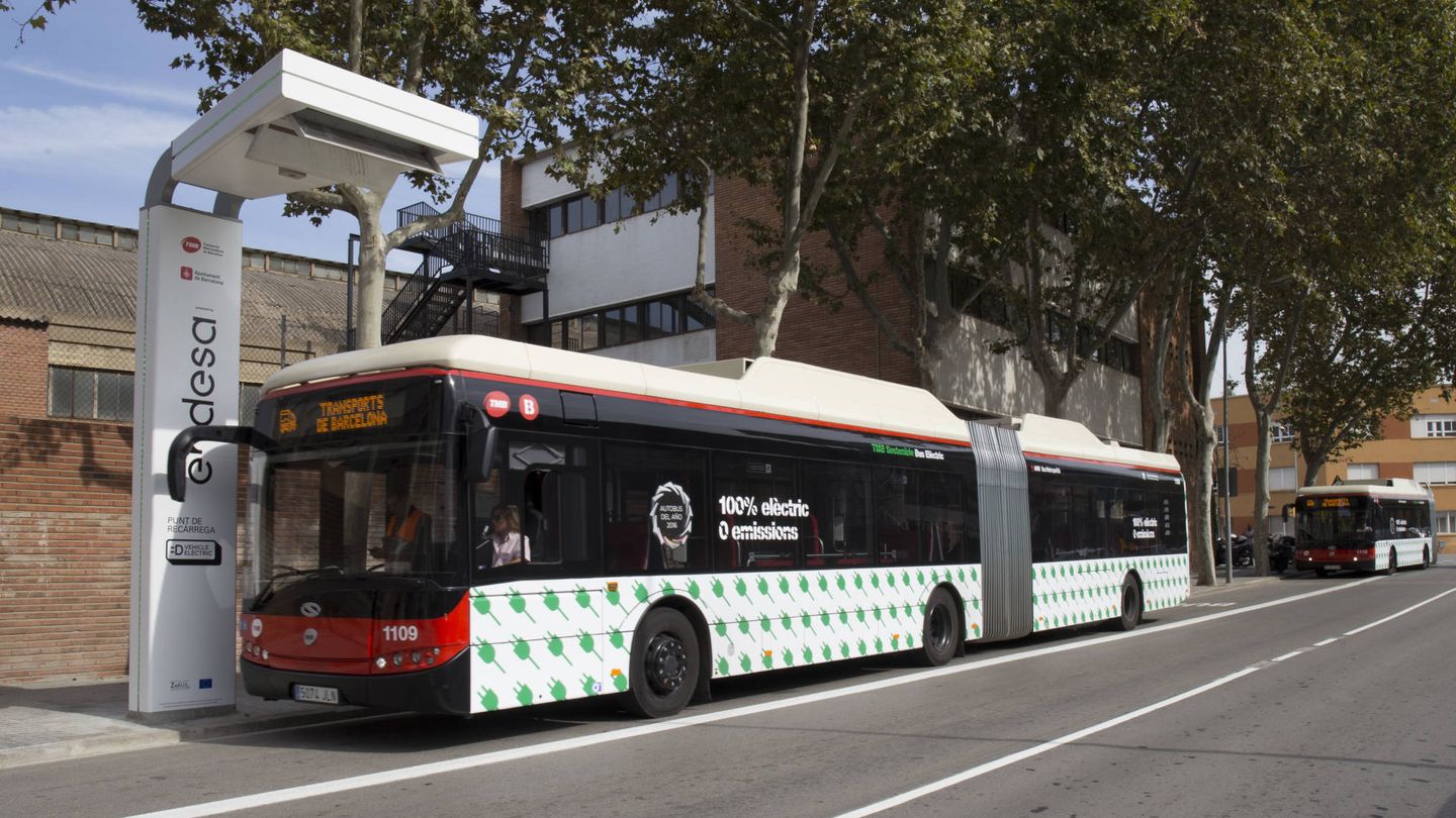 Endesa trabaja en un sistema de pantógrafos para recargar los autobuses en Barcelona. 