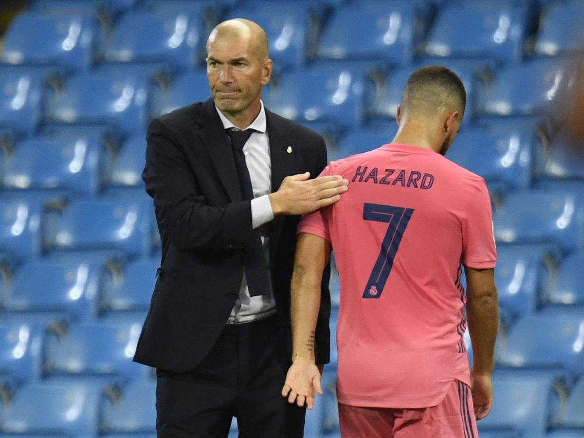 Foto: Zidane consuela a Eden Hazard tras el partido del Real Madrid contra el Manchester City. (Efe)