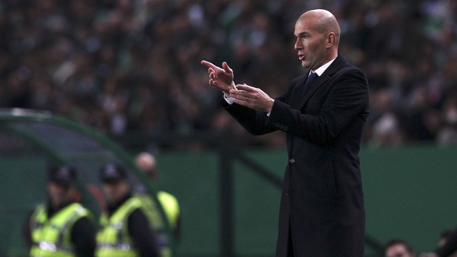 Foto: Zidane da instrucciones en la banda del José Alvalade de Lisboa. (REUTERS)