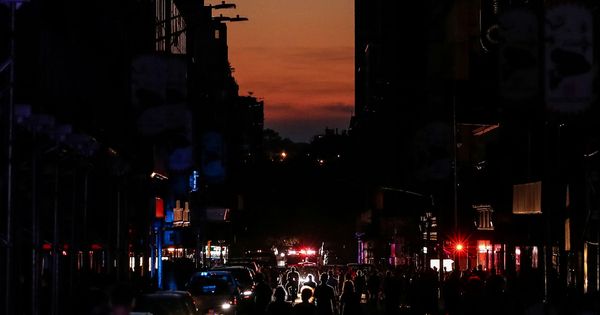 Foto: La gente pasea a oscuras cerca de la zona de Times Square después del apagón que ha dejado sin luz a 72.000 clientes. (Reuters)