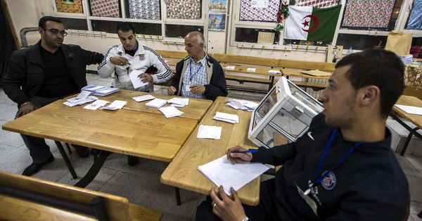 Foto: Recuento de votos en un colegio electoral en Argel, durante los comicios presidenciales de 2014. (Reuters)