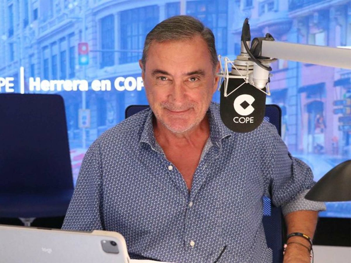 Foto: Carlos Herrera, durante su programa radiofónico. (Foto Cadena COPE)