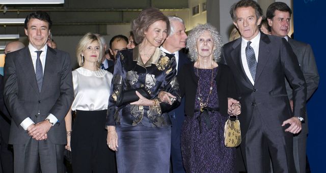 Cayetano y Eugenia en una foto de hace más de una década, junto a su madre, la duquesa de Alba, Alfonso Díez y la reina Sofía. (CP)