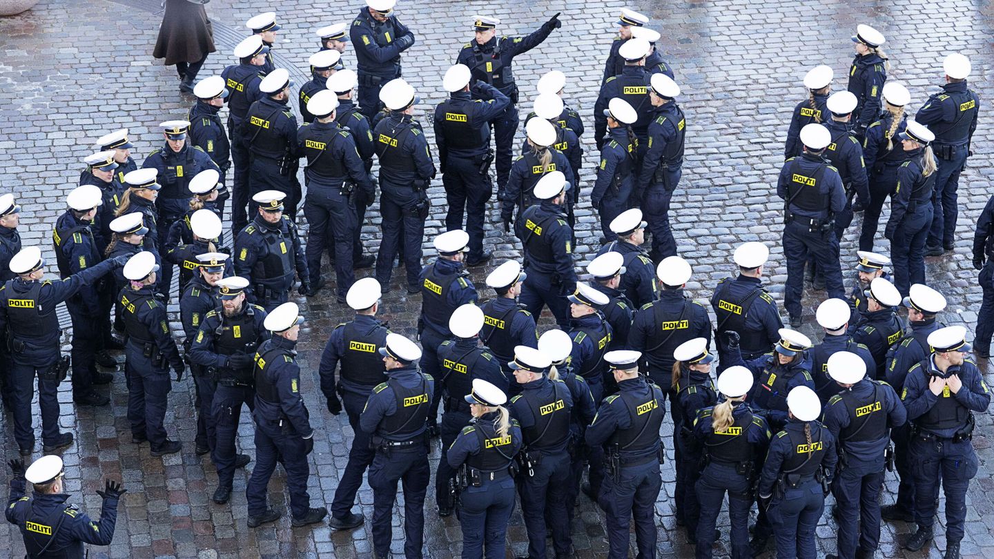 Copenhagen (Denmark), 14 01 2024.- Police gather before the drive from Amalienborg Castle to Christiansborg Castle of Queen Margrethe's abdication in Copenhagen, Denmark, 14 January 2024. Queen Margrethe had her last official task on 08 January as the head of the Danish royal house. Denmark's Queen Margrethe II announced in her New Year's speech on 31 December 2023 that she would abdicate on 14 January 2024, the 52nd anniversary of her accession to the throne. Her eldest son, Crown Prince Frederik, is set to succeed his mother on the Danish throne as King Frederik X. His son, Prince Christian, will become the new Crown Prince of Denmark following his father's coronation. (Dinamarca, Copenhague) EFE EPA CLAUS BECH DENMARK OUT 