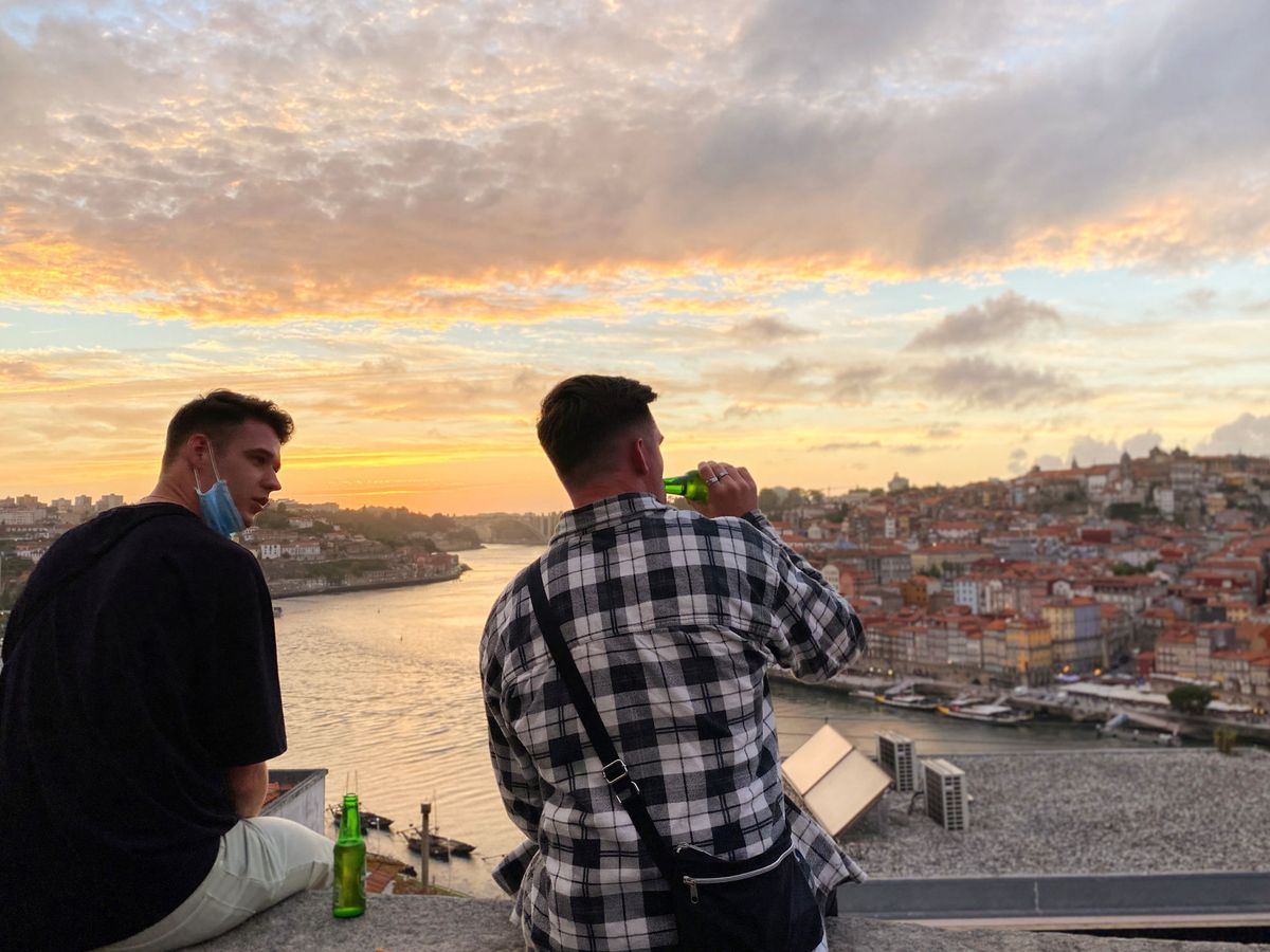 Foto: Dos jóvenes beben una cerveza en Oporto, Portugal. (EFE)