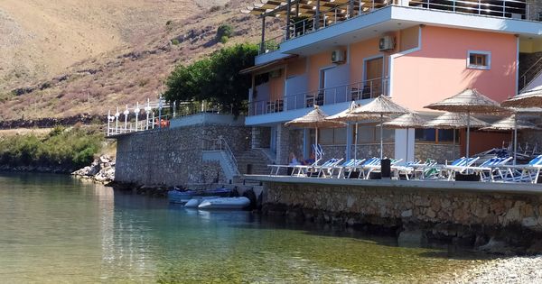 Foto: Vista general del restaurante costero Panorma, en Porto Palermo. (EFE)