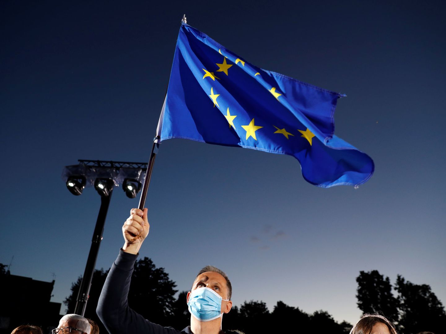 Un manifestante con una banera europea durante las elecciones presidenciales polacas. (Reuters)