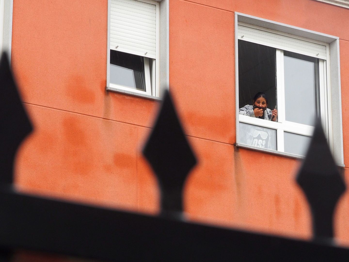 Una mujer aislada en su casa en Galicia. (EFE)
