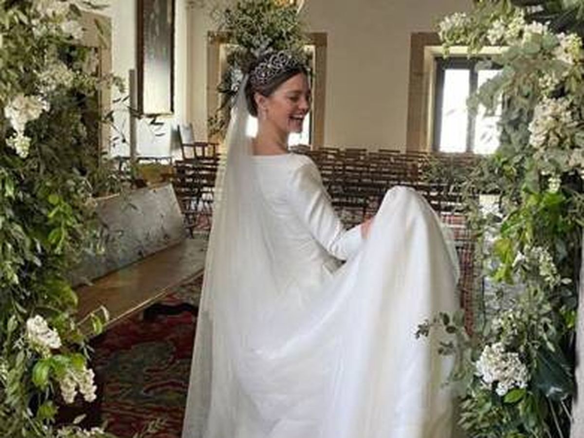 La imagen de Isabelle Junot con sus dos vestidos de novia: del clásico al  informal
