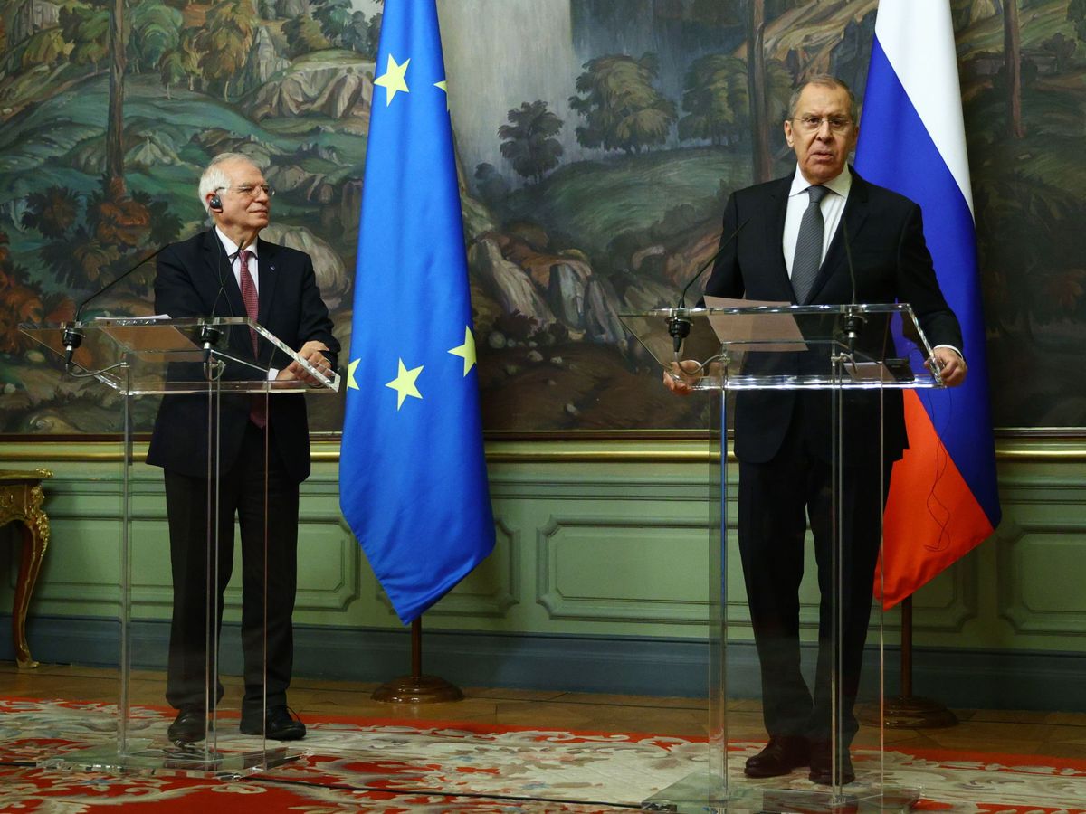 Foto: El ministro de Exteriores de Rusia, Serguéi Lavrov, con el responsable de las relaciones exteriores de la UE, Josep Borrell. (Reuters)