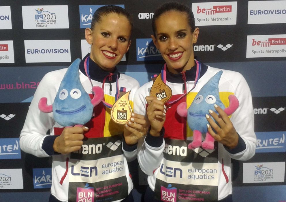 Foto: Ona Carbonell y Paula Klamburg posan con su medalla de bronce (Efe). 