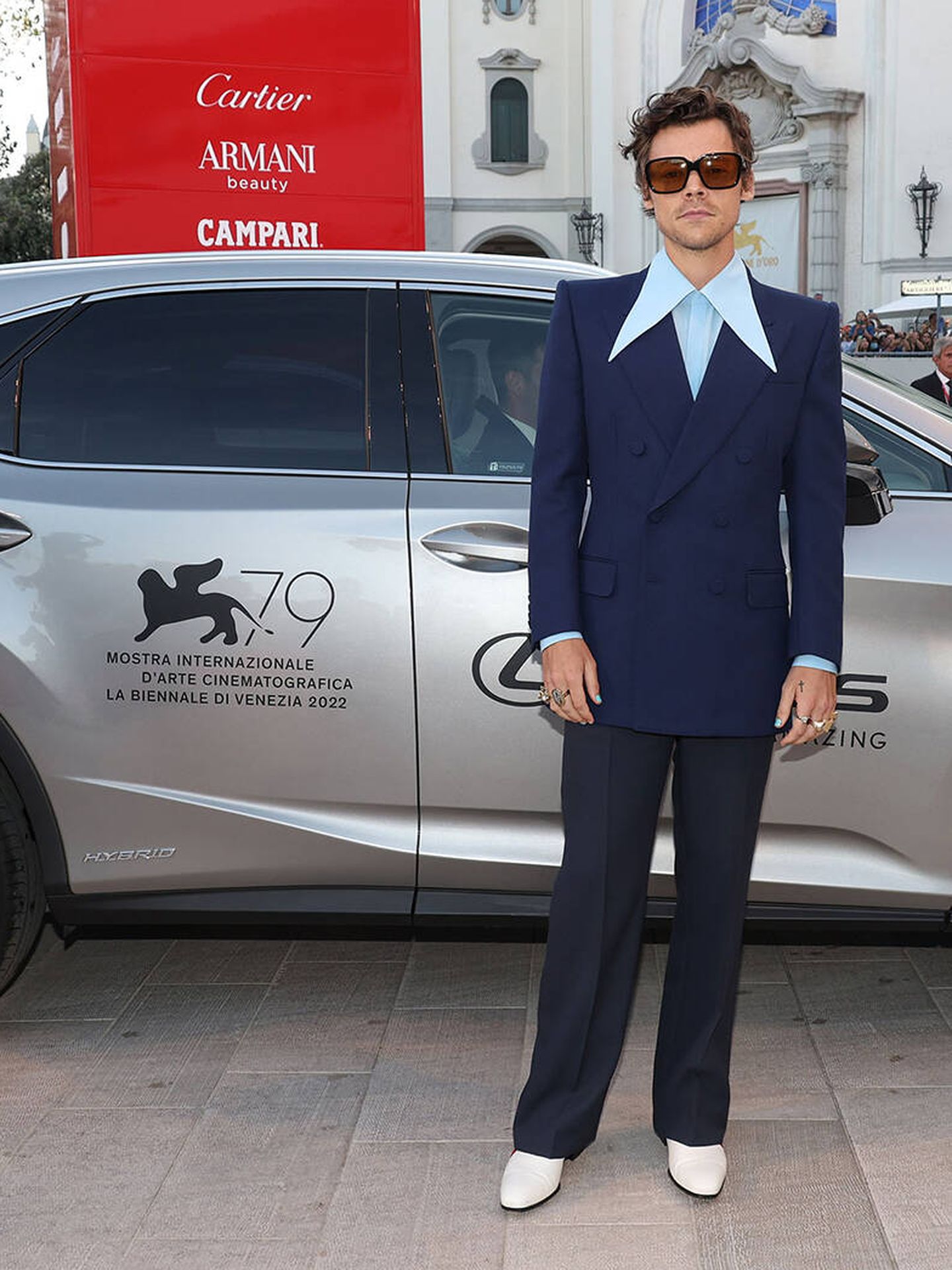 Harry Styles, junto a su Lexus RX a punto de pisar la alfombra roja de Venecia y algo más. (Cortesía)