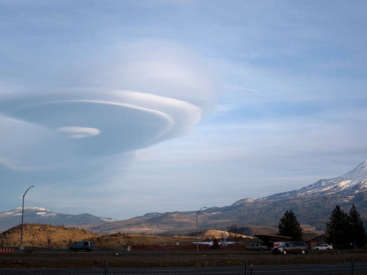 Foto: Extrañas nubes sobre el Monte Sasha, en California.
