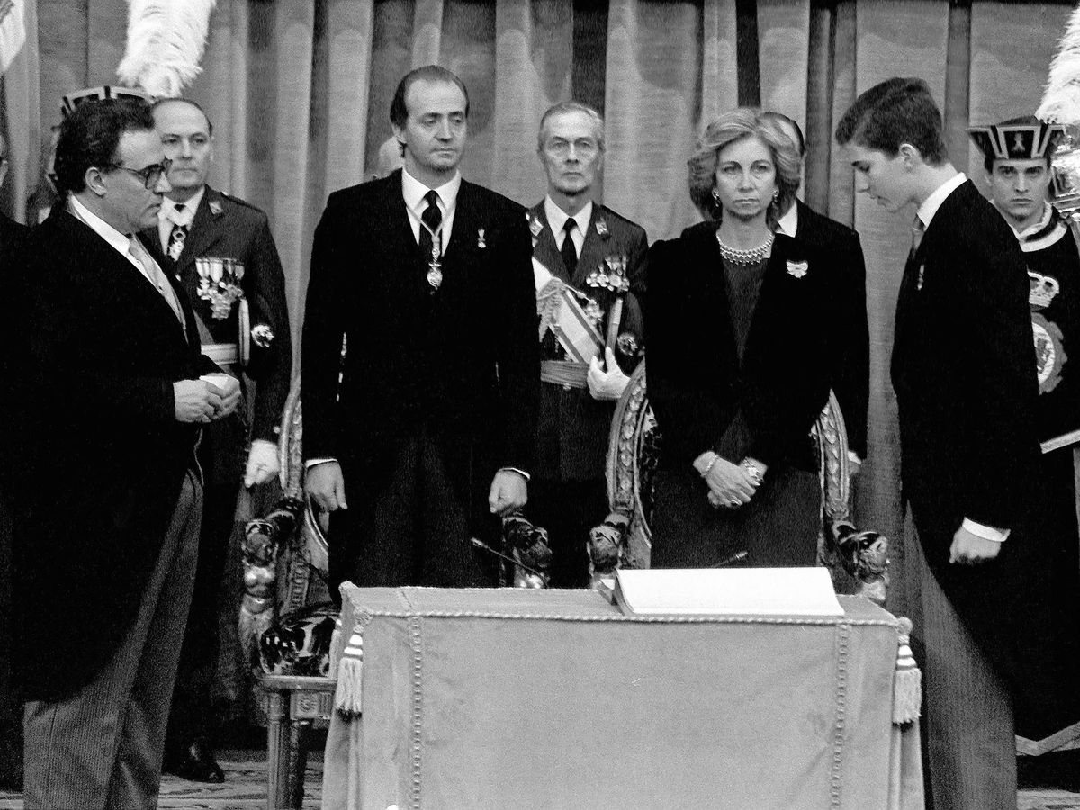 Foto: Fotografía de archivo, el 30 de enero de 1986 en Madrid, del Príncipe de Asturias en el momento de jurar la Constitución. (EFE/archivo/Barriopedro)