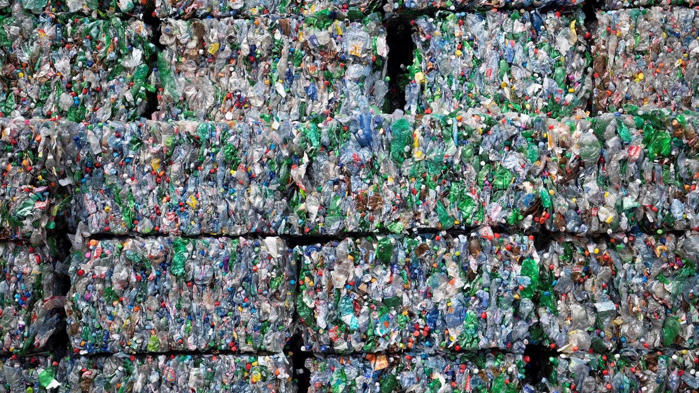 Envases de plástico seleccionados, prensados y listos para reciclar (EFE/G.Ehrenzeller)