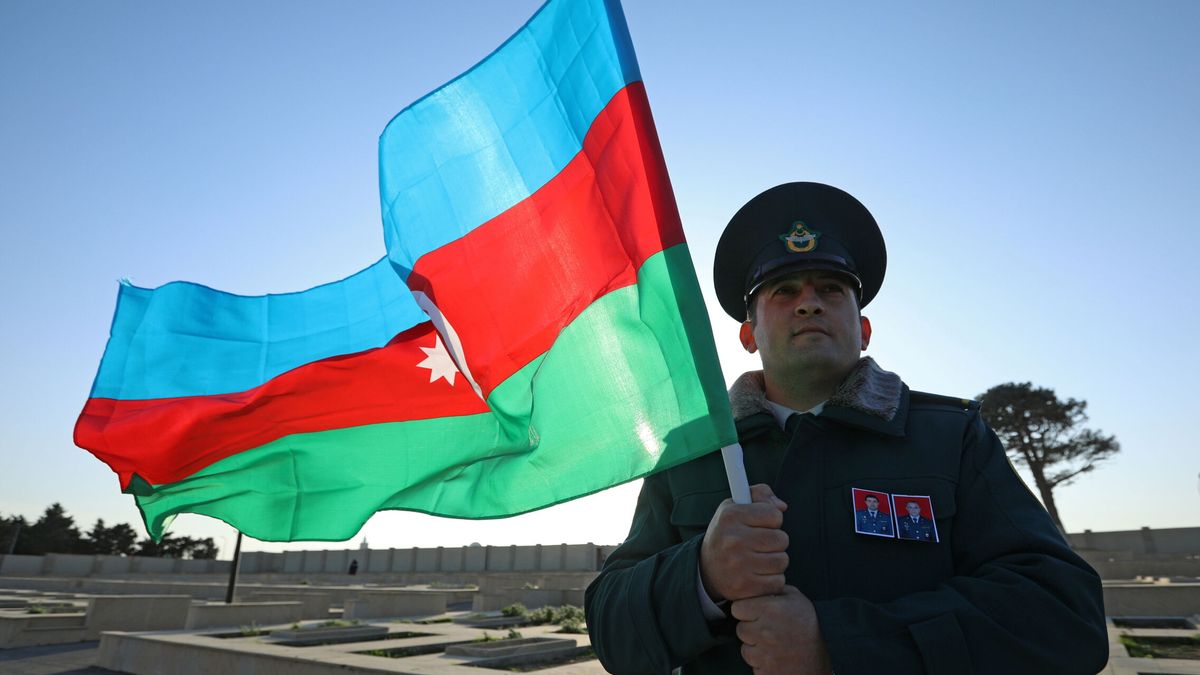 "Es un acto de barbarie": Azerbaiyán se va del Europeo de halterofilia tras quemar su bandera