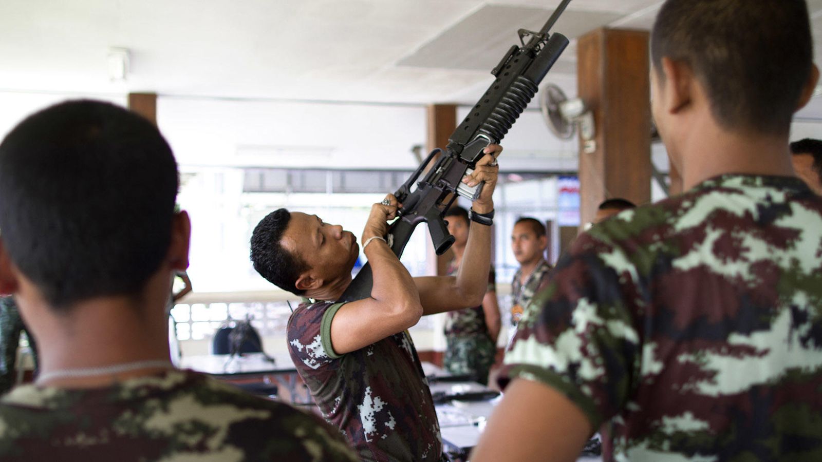 Foto: Un grupo de soldados tailandeses en el templo de Lak Muang (Biel Calderon)