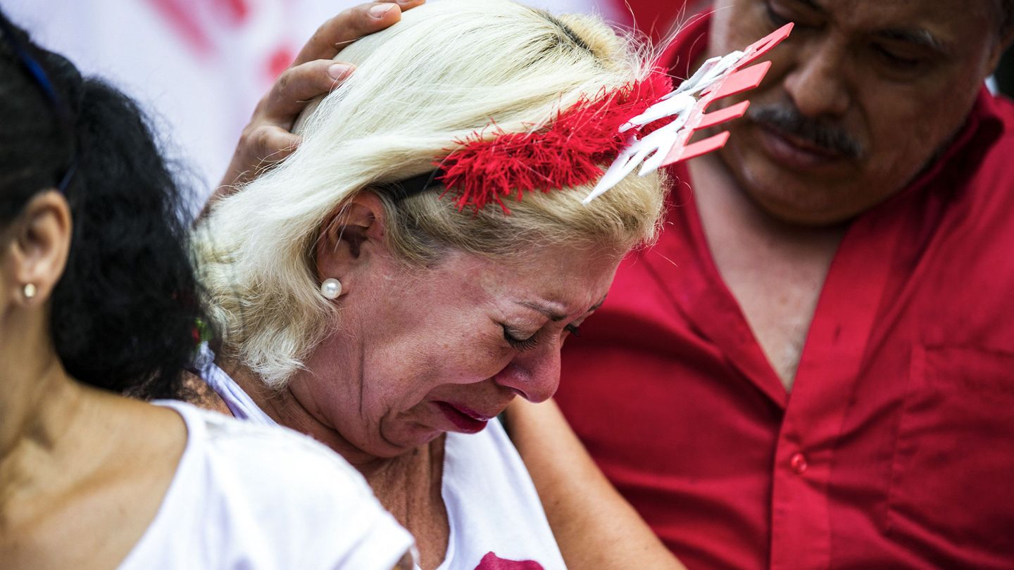 Una seguidora del expresidente brasileño llora durante una concentración. (EFE)
