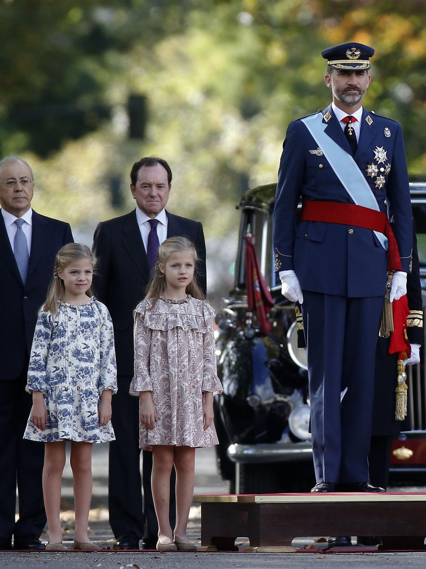 La princesa Leonor y la infanta Sofía en el desfile de la Hispanidad de 2014. (Reuters/Andrea Comas)