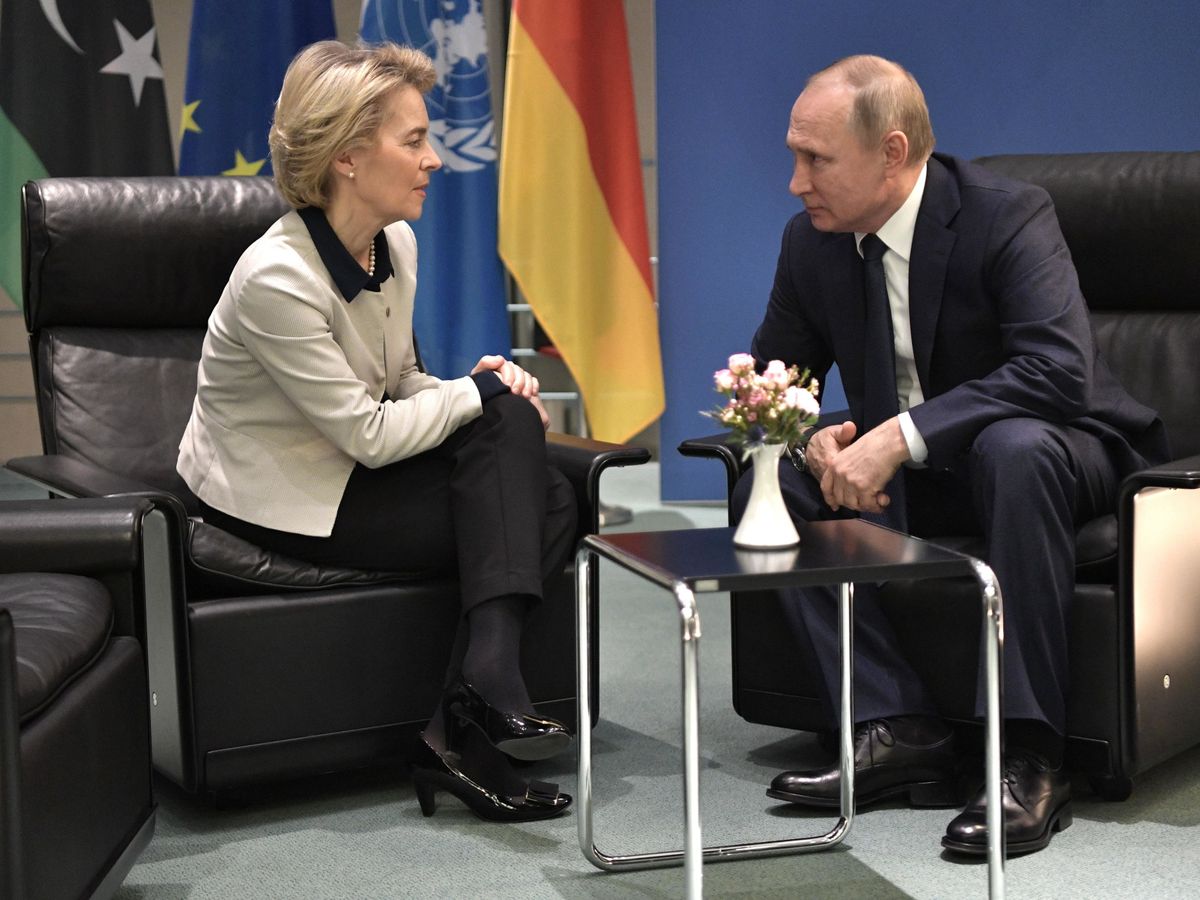 Foto: Ursula von der Leyen, junto a Vladímir Putin. (EFE/Alexei Nikolsky)