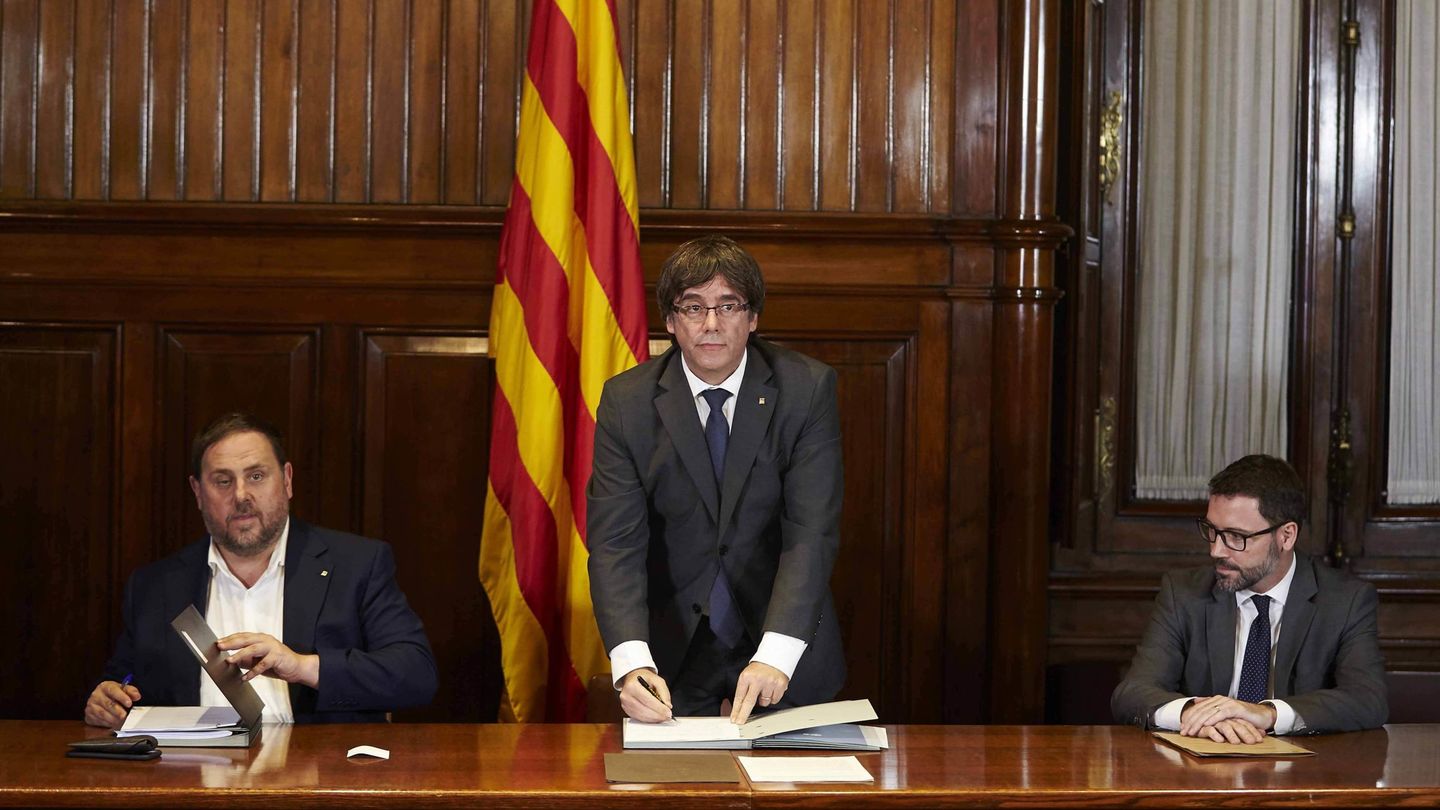 Carles Puigdemont firma la convocatoria de referéndum. (EFE)
