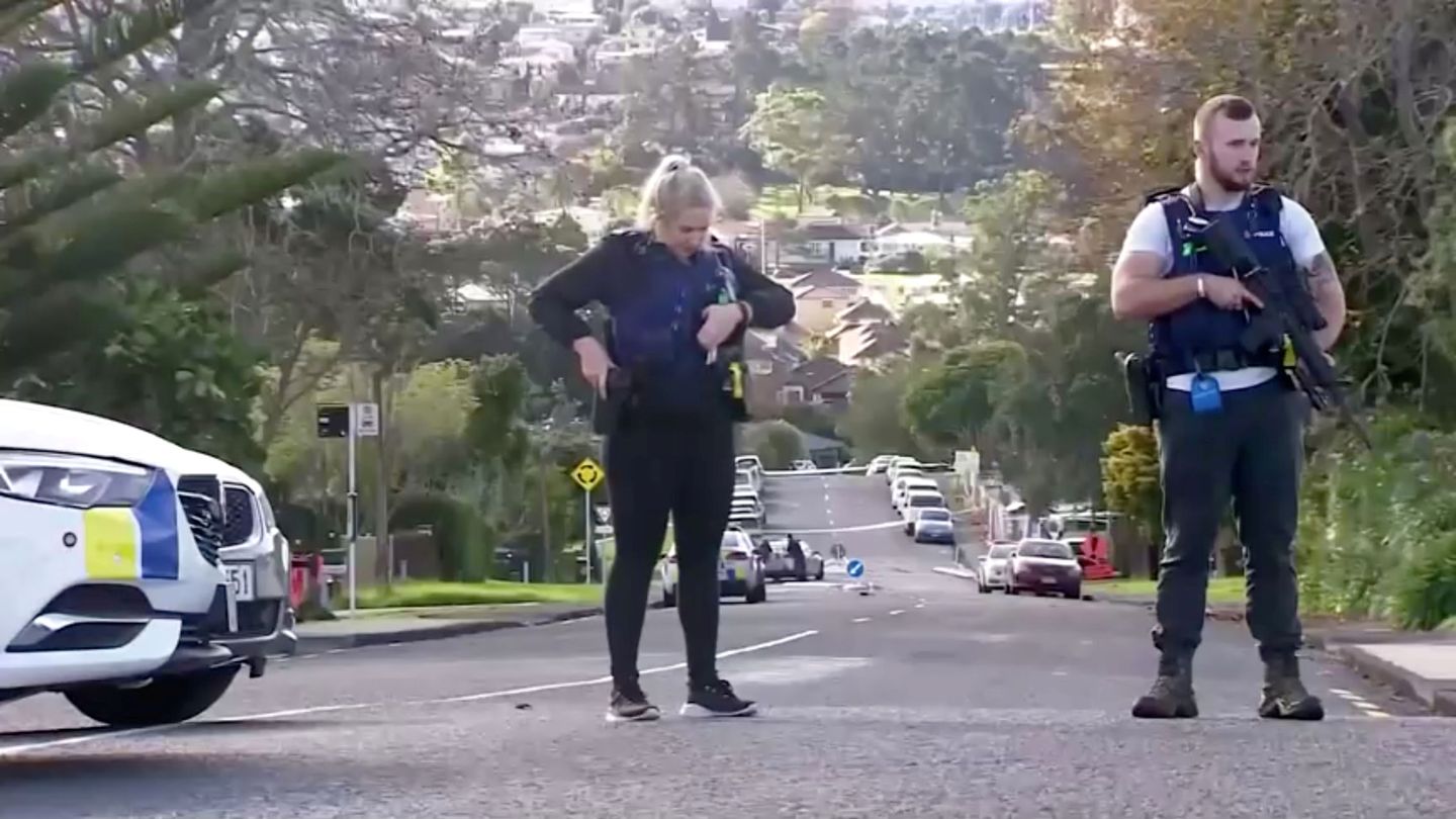 Dos oficiales de policía en un control de carreteras en Auckland. (Reuters)