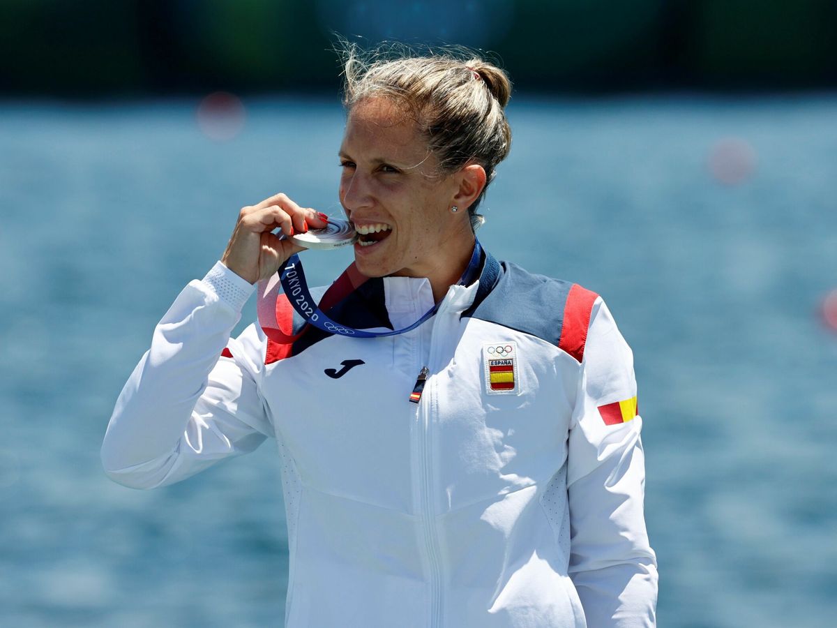 Foto: Teresa Portela de España posa con la medalla de plata. (EFE)
