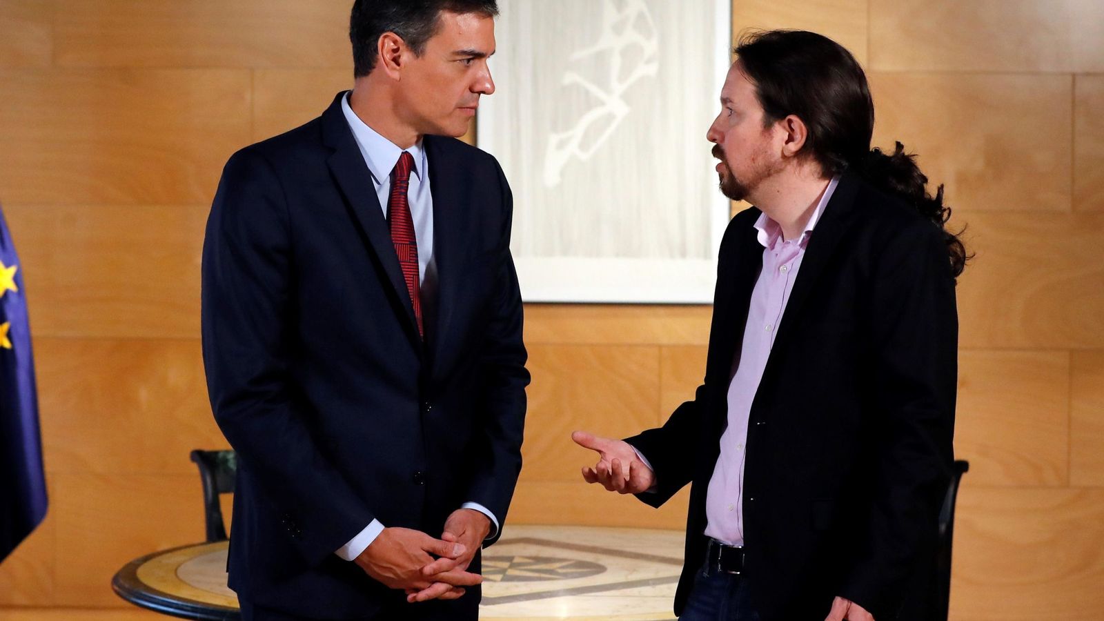 Foto: El presidente del Gobierno en funciones, Pedro Sánchez (i), y el líder de Podemos, Pablo Iglesias, durante su reunión este martes en el Congreso. (EFE)