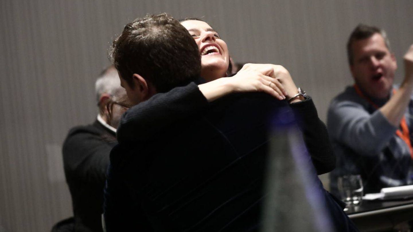 Inés Arrimadas abraza al presidente de Ciudadanos, Albert Rivera, al conocer los resultados. (Cs)