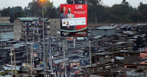 Foto: El presidente Uhuru Kenyatta y su vicepresidente William Ruto, en un cartel del barrio de Mathare, en Nairobi (Reuters)