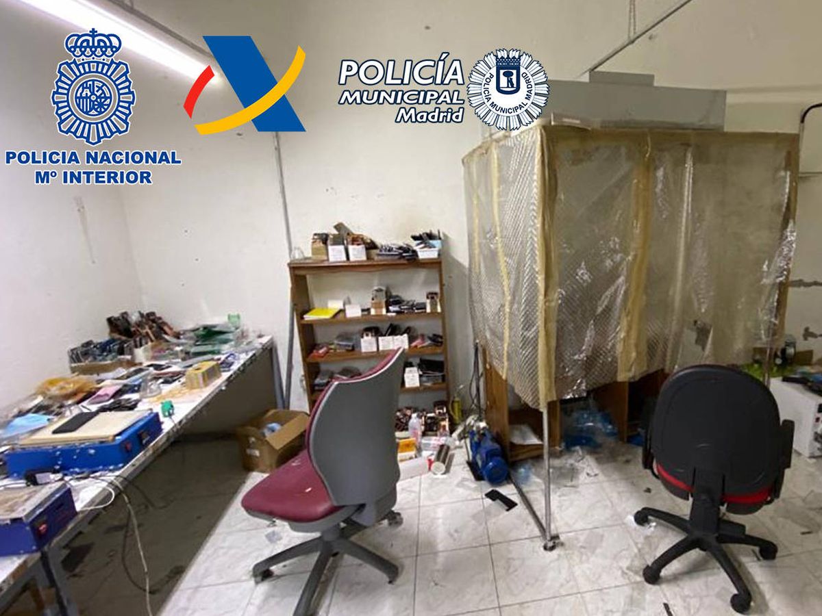 Foto: En los talleres de reparación trabajaban una veintena de empleados en situación irregular. Foto: Policía Nacional