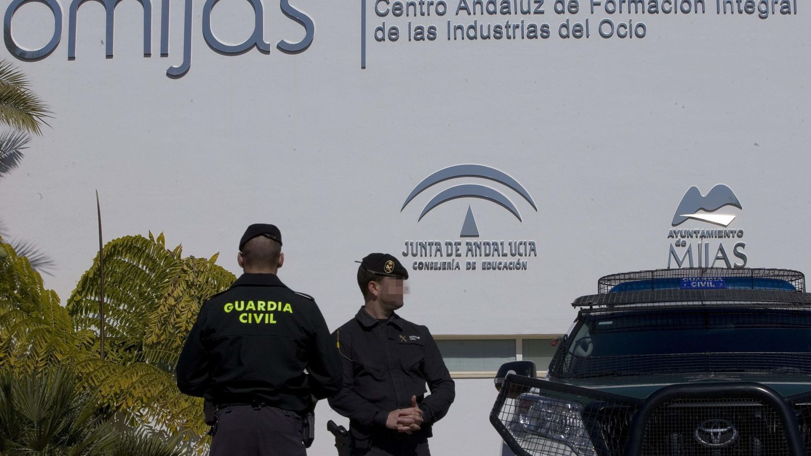 Foto: Agentes de la Guardia Civil ante Ciomijas, uno de los consorcios públicos del fraude de la formación. (Efe)