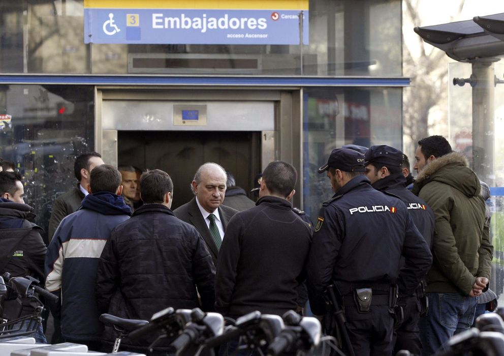 Foto: El ministro del Interior, Jorge Fernández Díaz, se ha desplazado a la estación madrileña de Embajadores donde este viernes falleció un policía nacional. (Efe)