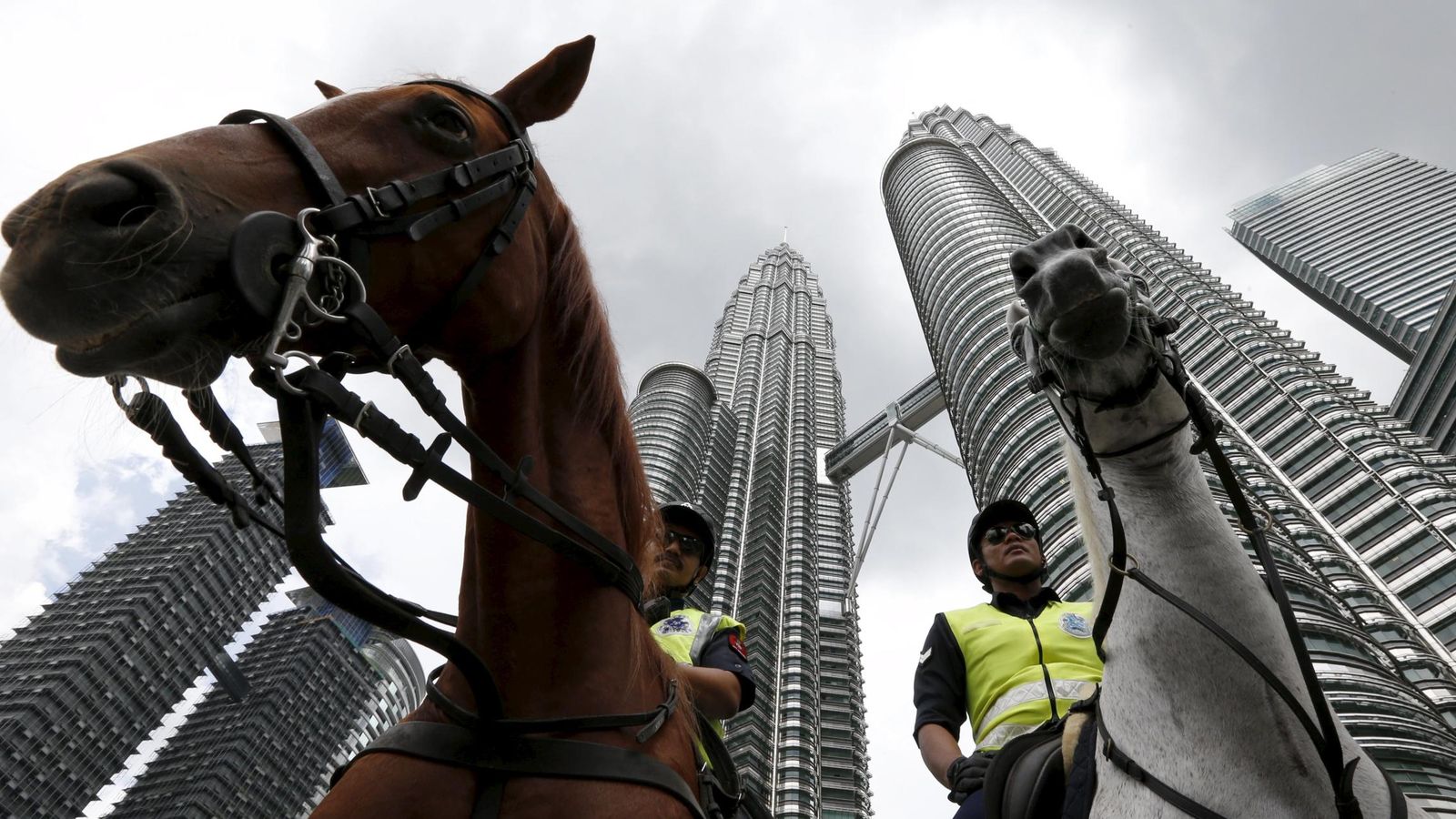 Foto: Agentes de policía a caballo patrullan ante las Torres Petronas, en Kuala Lumpur, Malasia. (Reuters)