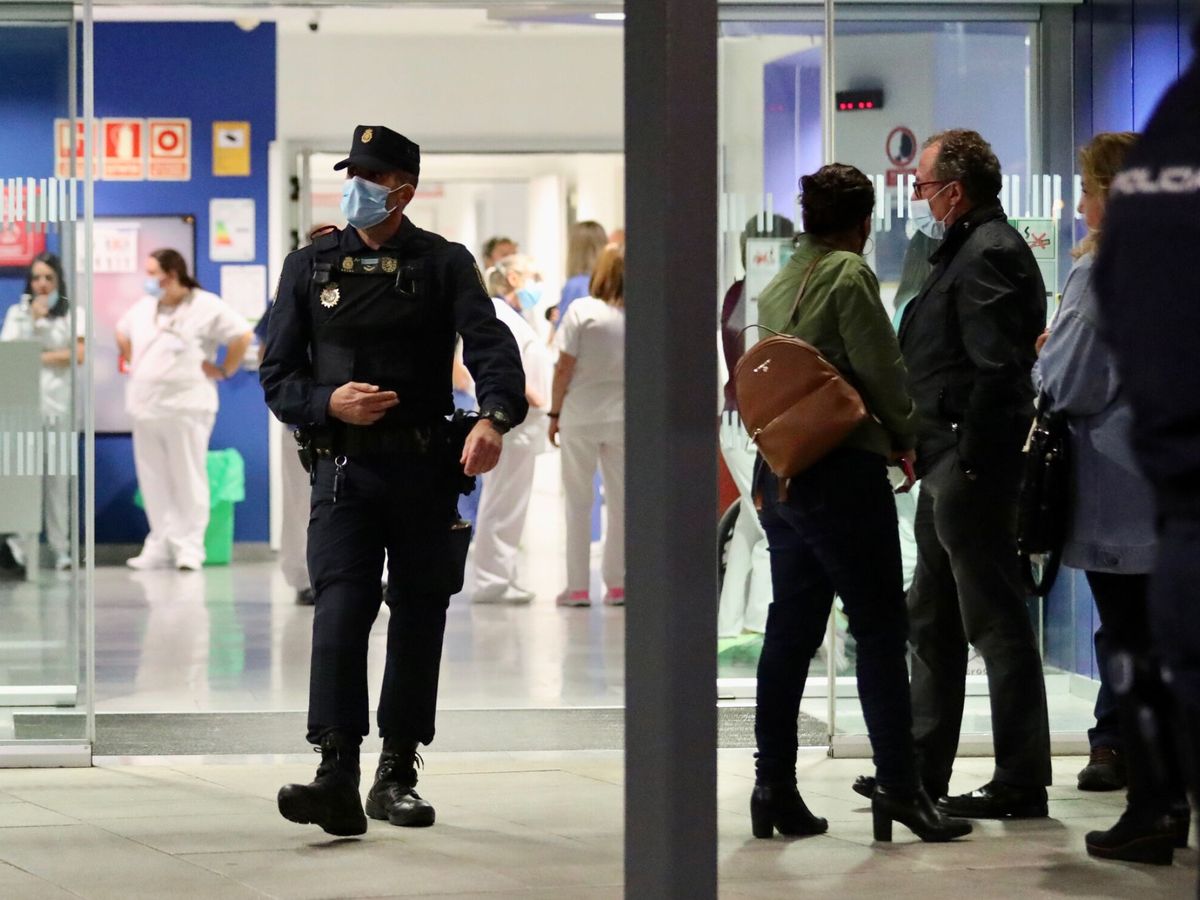 Foto: La Policía Nacional desplegada por un aviso de bomba en el Hospital Universitario Central de Asturias. (EFE/J. L. Cereijido)