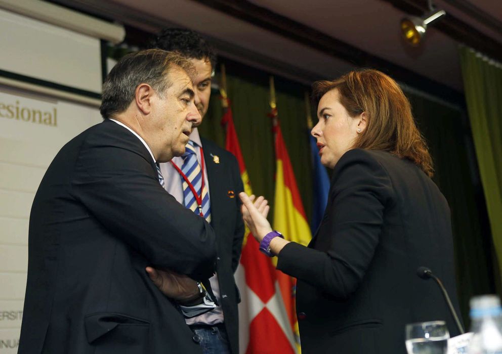 Foto: Graciano Palomo conversa con la vicepresidenta del Gobierno en la edición de 2013. (EFE)