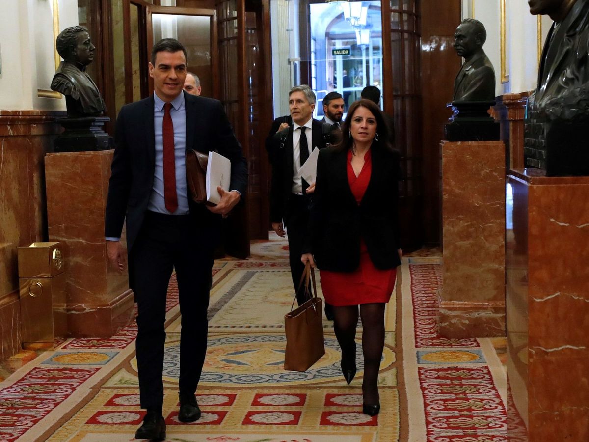 Foto: El presidente del Gobierno, Pedro Sánchez, acompañado por la portavoz socialista, Adriana Lastra. (EFE)