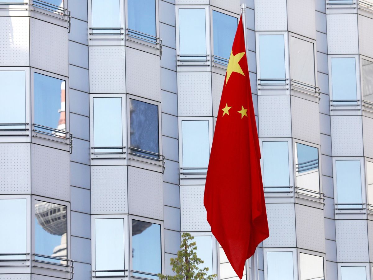 Foto: La bandera china en la embajada del país en Berlín. (EFE/EPA/Felipe Trueba)