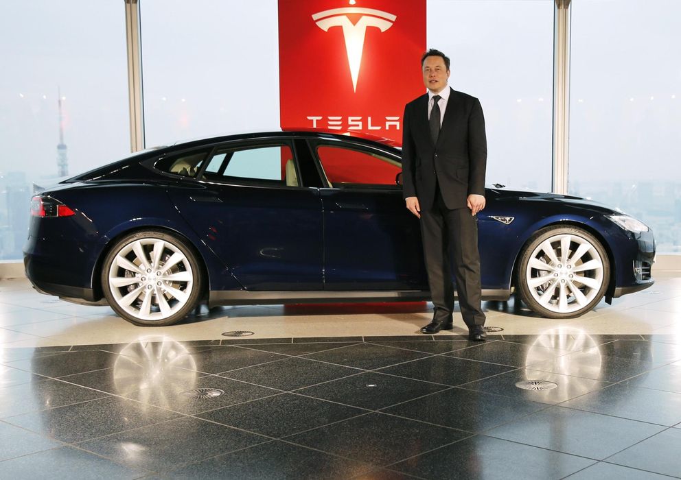 Foto: Elon Musk, CEO de Tesla, posa junto a un nuevo modelo de coche eléctrico fabricado por su compañía. (Reuters)