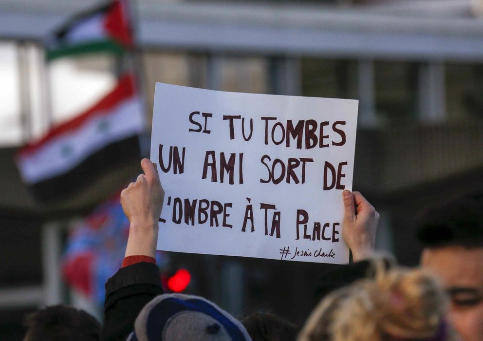 Foto: Una mujer sostiene un cartel que reza: 'Si caes, un amigo llega de las sombras para ocupar tu lugar' durante una manifestación en Lyon. (Reuters)