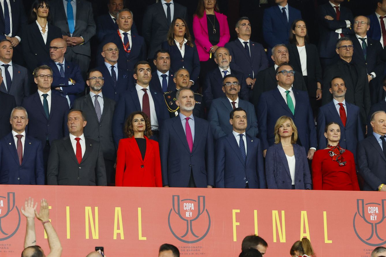 El rey Felipe VI, el presidente de Andalucía, Juanma Moreno, y la vicepresidenta primera del Gobierno, María Jesús Montero, en el centro del palco del Estadio La Cartuja durante la final de Copa. (EFE/Julio Muñoz) 